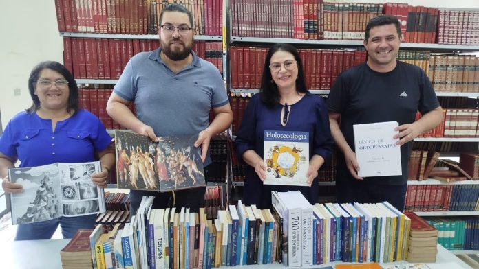 Da esquerda para a direita Vera Lucia Costa, Rafael Bornia, Cristina Bornia e João Paulo Dorne Calabrezi com os livros doados à biblioteca. (Foto: Rafael Alves Miranda).